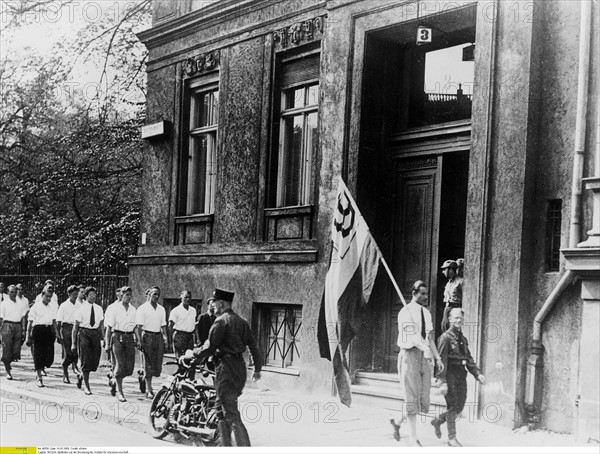 Groupe d'étudiants devant l'Institut de science sexuelle du professeur Magnus Hirschfeld, 1933