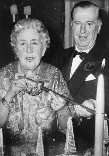 Agatha Christie et Peter Saunders