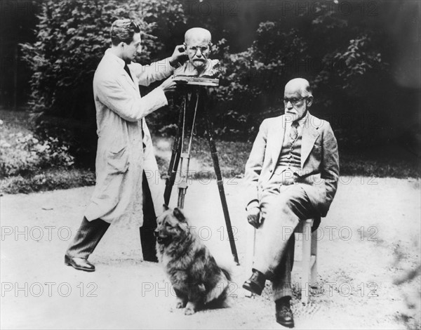 Sigmund Freud et le sculpteur Oscar Nemon