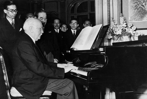 Richard Strauss spielt aus seiner Festmusik zum 2600-jährigen Bestehen des japanischen Kaiserreichs
*1864-1949+ Musiker, Komponist, D spielt aus seiner Festmusik zum 2600-jährigen Bestehen des japanischen Kaiserreichs. Neben Strauss der japanische Botschafter Saburo Kurusu, der das Werk entgegennahm. - 1940