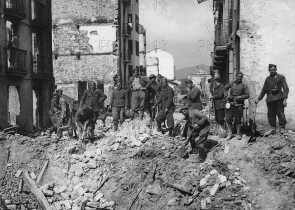 Soldats nationalistes à Guernica, 1937