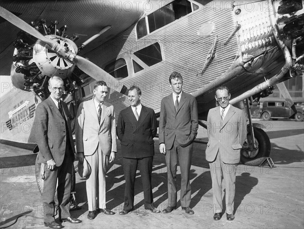 Charles Lindbergh devant l'avion civil trimoteur de Ford, 1930