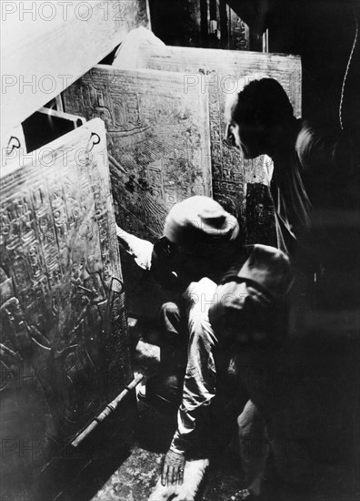 Howard Carter dans la tombe de Toutânkhamon, 1923