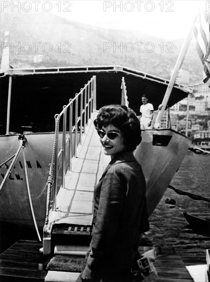 Maria Callas devant le yacht "Christina", 1959