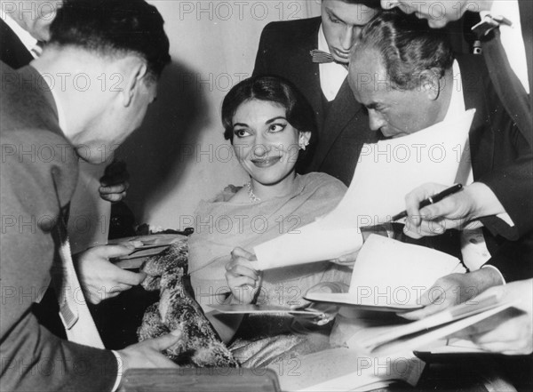 Maria Callas signant des autographes, mai 1959