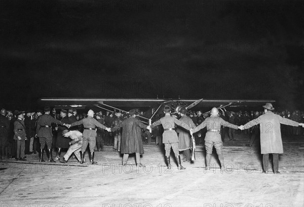 Cordon de police formé autour de l'appareil de Charles Lindbergh, 21 mai 1927