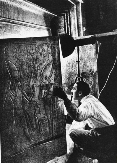 Howard Carter (1873-1939 (Archäologe, GB) in der Grabkammer des Tut Ench Amun
