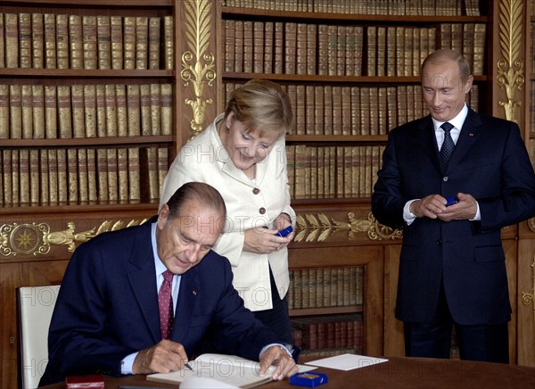 Angela Merkel, Jacques Chirac und Wladimir Putin (r)