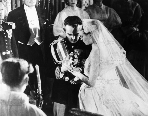 Rainier III et Grace Kelly s'échangeant les alliances lors de leur mariage en avril 1956
