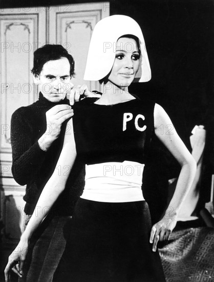 Pierre Cardin et un de ses modèles, années 60