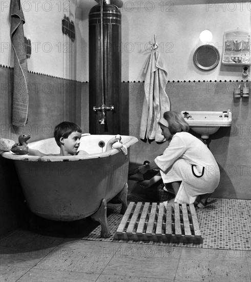 Salle de bain avec baignoire et chauffe-bain