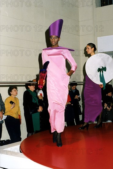 Mannequin présentant un modèle de la collection Pierre Cardin, 1997