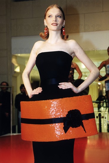 Mannequin présentant un modèle de la collection Pierre Cardin, 1997