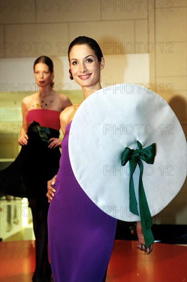 Mannequin présentant un modèle de la collection Pierre Cardin, 1997