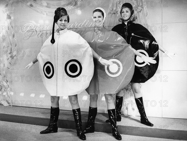 Mannequins présentant un modèle de la collection Pierre Cardin de 1969