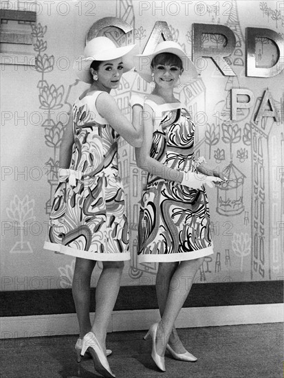 Mannequins présentant un modèle de la collection Pierre Cardin de 1968