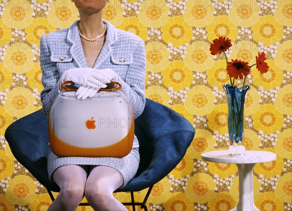 Femme élégante avec un iBook d'Apple dans les mains