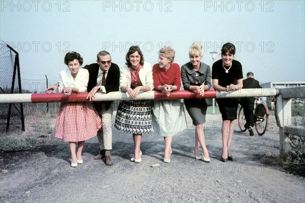 Portrait de femmes, 1946-1959 : jeunes femmes derrière une barrière