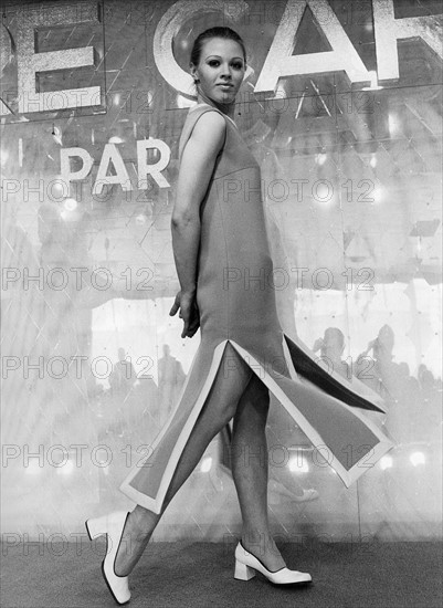 Mannequin présentant un modèle de la collection Pierre Cardin de 1970