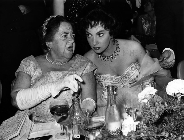 Gina Lollobrigida et Elsa Maxwell en 1958