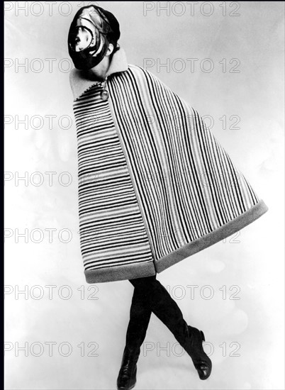 Mannequin présentant un modèle de la collection Pierre Cardin de 1967
