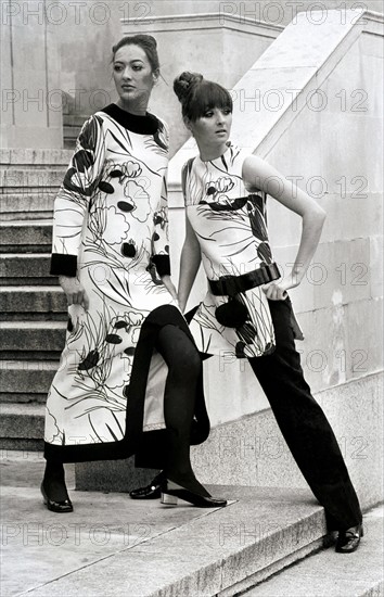 Mannequins présentant un modèle de la collection Pierre Cardin de 1970