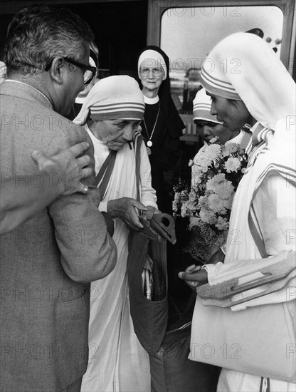 Mère Teresa accueillie à l'aéroport de Berlin-Tegel en 1983