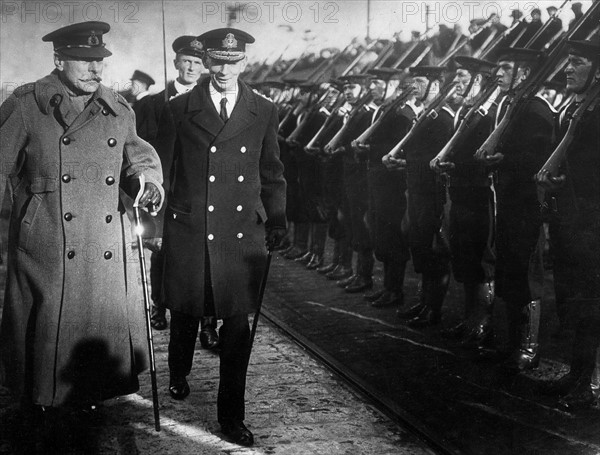 Sir Douglas Haig et le vice-amiral Roger Keyes inspectant la garde d'honneur