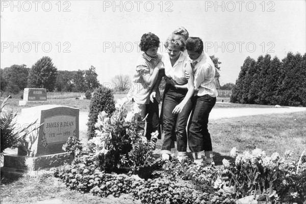 Fans sur la tombe de James Dean