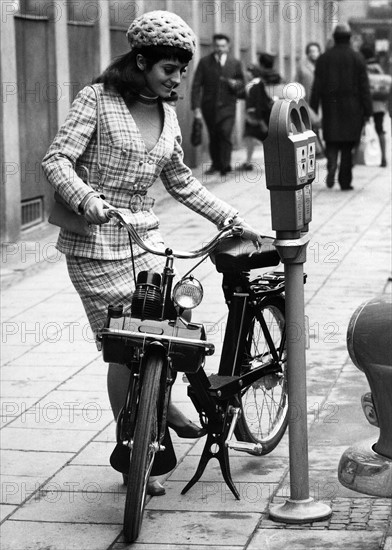 Jeune femme au Solex