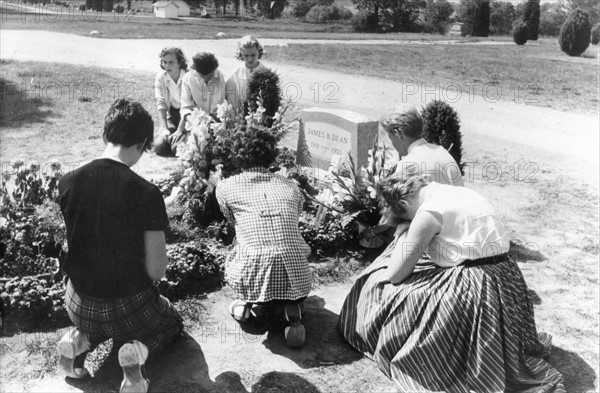 Fans sur la tombe de James Dean
