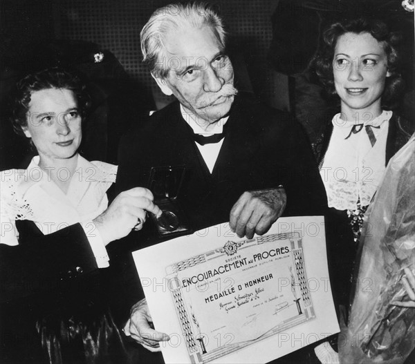 Albert Schweitzer tenant son prix de médecine