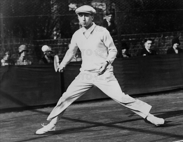 Jean René Lacoste jouant en juillet 1928