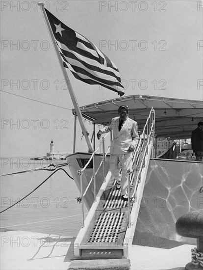 Aristote Onassis quittant son yacht 'Christina'