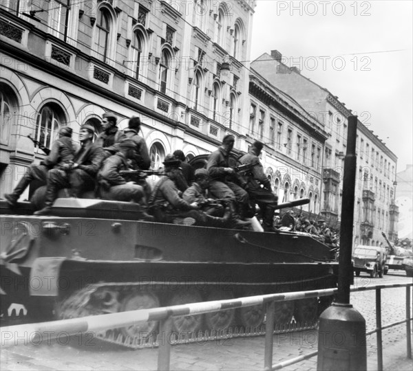 Printemps de Prague : un des chars des troupes du Pacte de Varsovie traversant la vieille ville