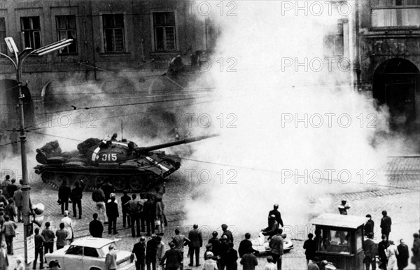Printemps de Prague : char soviétique dans les rues de Prague, août 1968