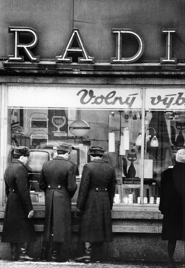 Printemps de Prague : soldats soviétiques devant une vitrine à Mlada Boleslav, 1968