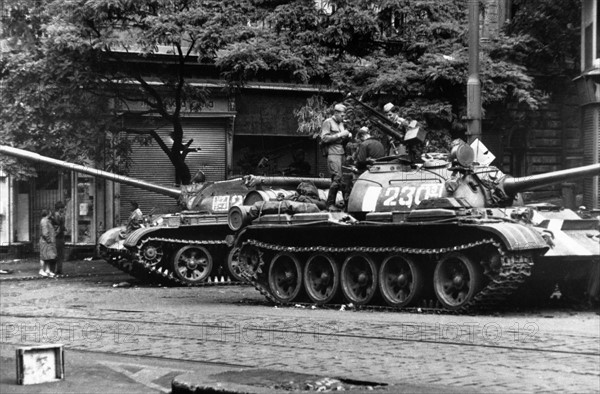 Printemps de Prague : deux chars des troupes du Pacte de Varsovie traversant la vieille ville