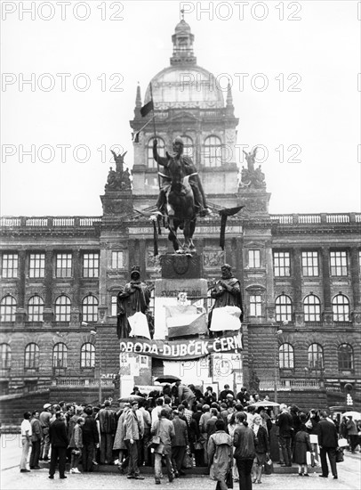 Printemps de Prague : manifestants non-violents, août 1968