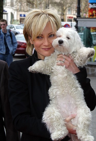 Patricia Kaas mit Hund - 24.03.2004