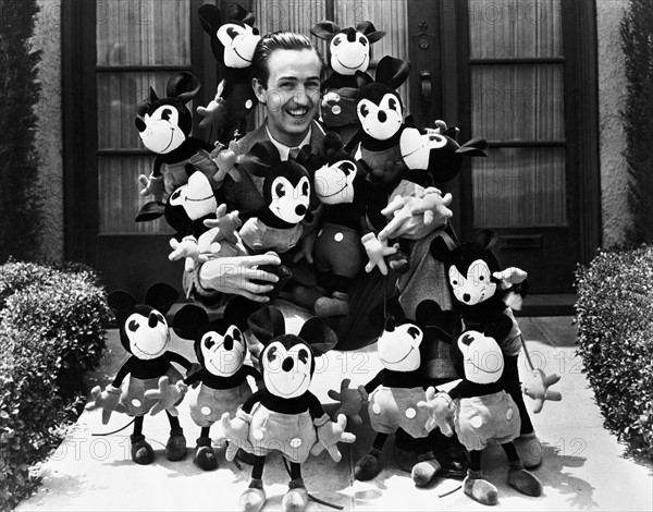 WALT DISNEY mit 'Mickey Mouses'. Aufnahme ca. 40er Jahre.