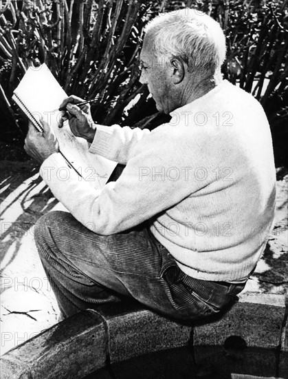 Pablo Picasso réalisant un dessin