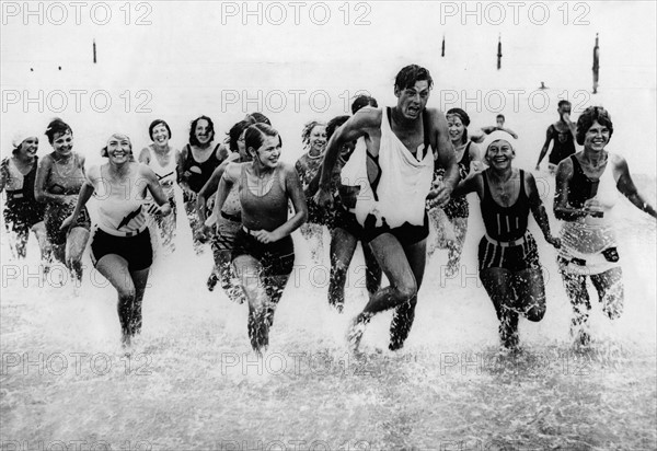 Johnny Weissmuller sur une plage à Miami, 1930