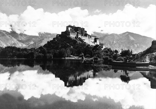 Potala Palast   Der Bergpalast des Dalai Lama  in Lhasa.  - 1951    <english> The Potala Palace   The mountain palace of the Dalai Lama in Lhasa  - 1951 </english>