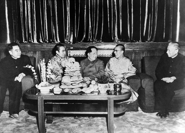 Mao Ze Dong   *26.12.1893-09.09.1976+    Politiker; Vorsitzender Kommunistische Partei China; Volksrepublik China    Mao (m) empfaengt das tibetanische  Staatsoberhaupt Dalai Lama XIV.  ( La-Mu-Teng-Chu ) in Peking;  ganz links Chou Enlai und der Pantschen  Lama    - 1954    <english> Mao Ze Dong   *26.12.1893-09.09.1976+  Politician; Chairman of the Communist Party of China; People's Republic of China    Mao (m) receiving the Tibetan head of state Dalai Lama XIV. ( La-Mu-Teng-Chu ) in Beijing;  far left: Chou En lai and the Panchen Lama  - 1954 </english>
