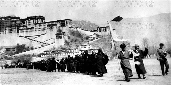 China, Tibet: Der tibetische Aufstand M„rz  1959  Lhasa: Tibetische Aufstaendische ergeben  sich den chinesischen Truppen. I.H. der  Bergpalast des Dalai Lama.  Maerz 1959    <english> China, Tibet:  Tibetan uprising march  1959   Tibetan insurgents surrender to Chinese troops in Lhasa. In the background: the Potala Palace of the Dalai Lama , Lhasa March 1959 </english>