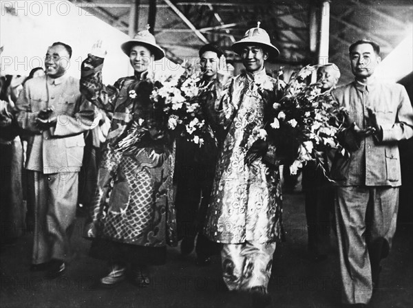 Dalai Lama  *06.07.1935-   Besuch des Dalai Lama (2.v.l.) und des  Pantschen Lama (4.v.l.) in Peking, wo  sie vom stellvertretenden Vorsitzenden der zentralen Volksregierung Chu Te  (l) und Aussenminister Chou En-Lai (r)  auf dem Bahnhof empfangen werden.    - 15.09.1954    <english> Dalai Lama  *06.07.1935-   The Dalai Lama (2nd from left) and the Panchen Lama (4th from left) arriving at the train station in Beijing where they are welcomed by the deputy chairman of the Central People's Government Chu De (l) and foreign minister Chou En Lai (r)  - 15.09.1954 </english>