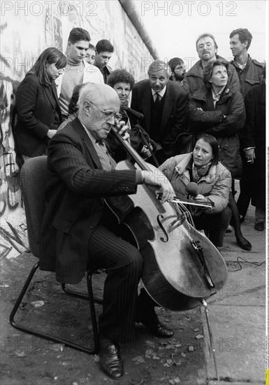 Grenzîffnung BRD-DDR - Mstislav Rostropowitsch spielt 'Bach' an der Mauer