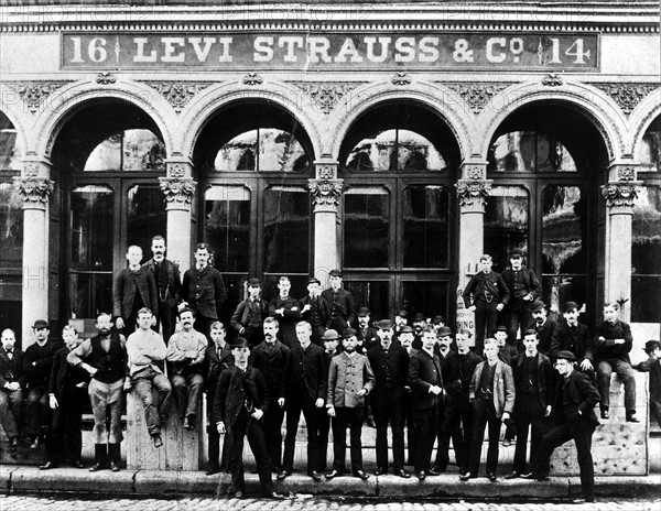 Frhjahrskollektion von Levi Strauss: Miss Levis pr„sentiert im Hotel Kempinski (Berlin) eine Jeans und einen Pullover Model "Stars and Stripes"Oktober 1971