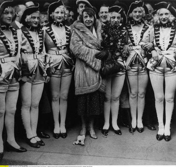 Mistinguette et une revue de danseuses